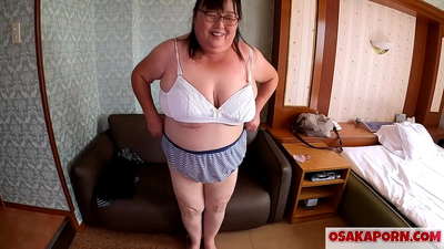 მსუქანი იაპონელი დედა უჩვენებს თავის უზარმაზარ ძუძუებს და ტკბება სექს-სათამაშოებით. 51 წლის აზიელი დედა საუბრობს თავის სექსუალურ გამოცდილებაზე. Yukiko 1 OSAKAPORN ცხიმოვანი მილფი